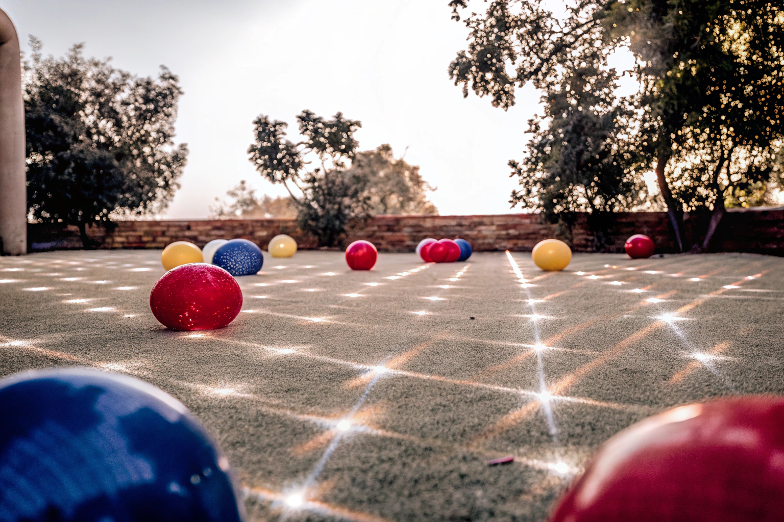 Kinder spielen mit Kaleidoskopen