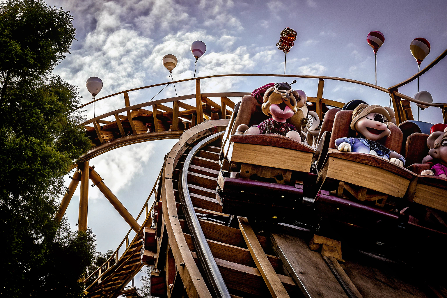 Kinder in einem Freizeitpark