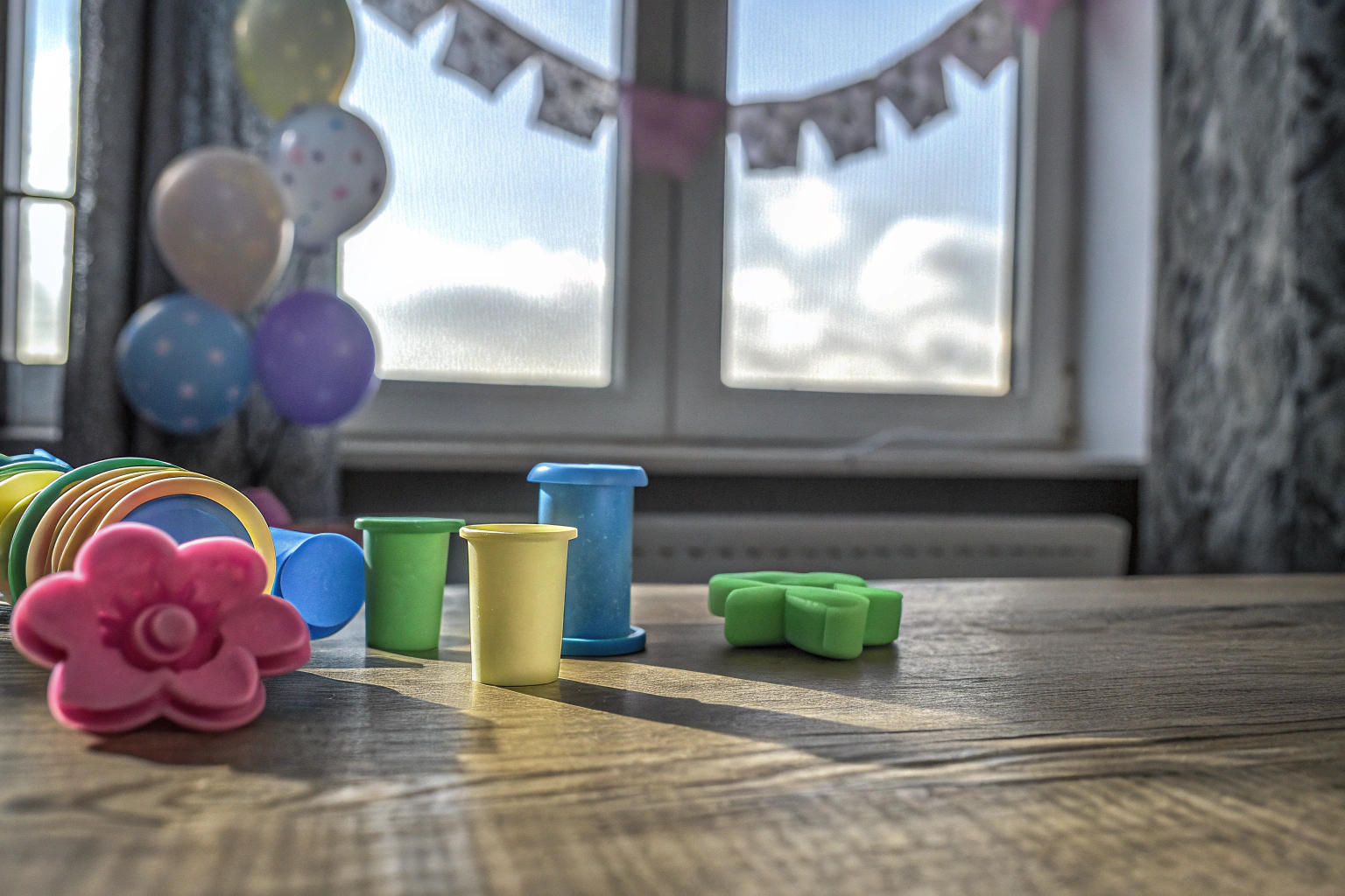 Kinder spielen mit Knete