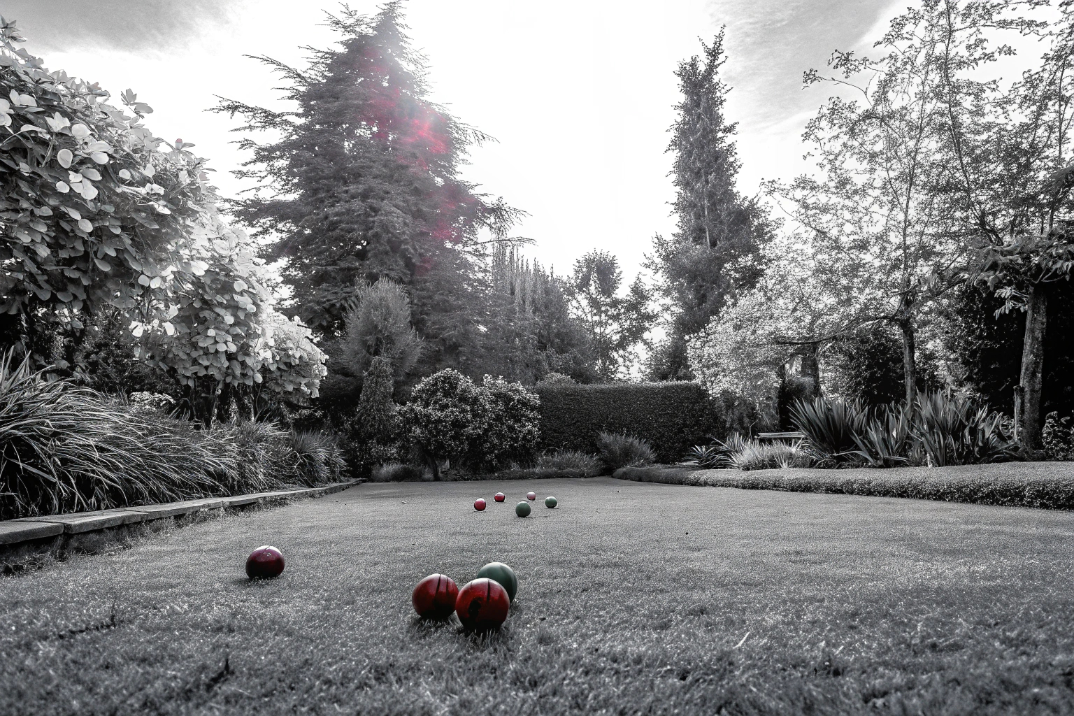 Kinder spielen Boccia