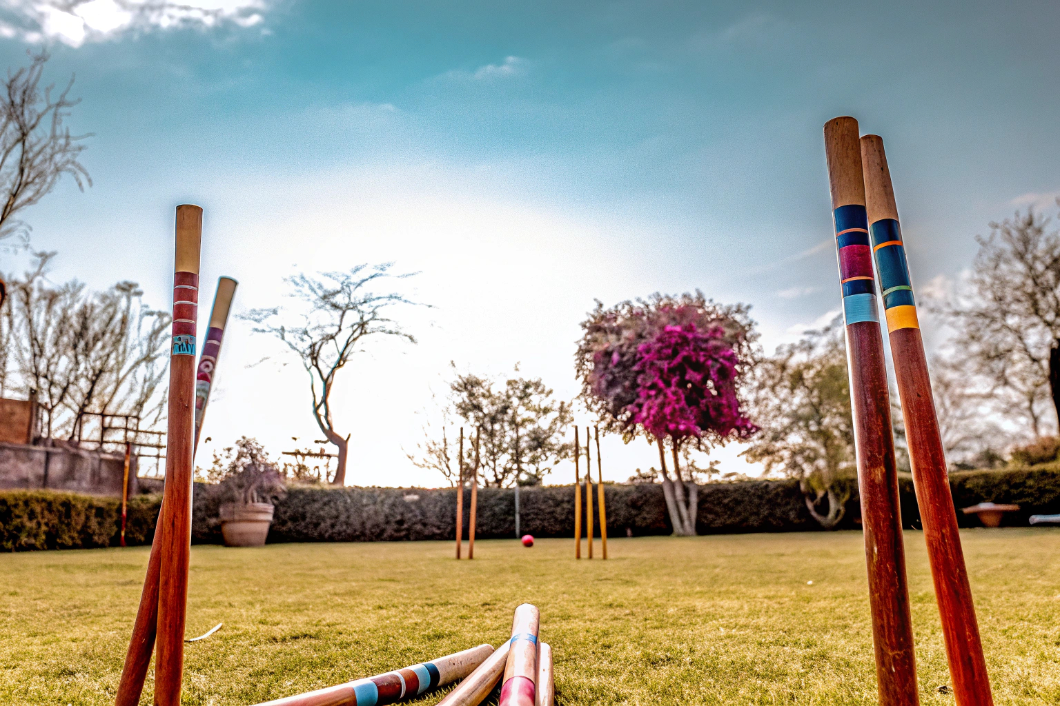 Kinder spielen Riesenmikado im Garten