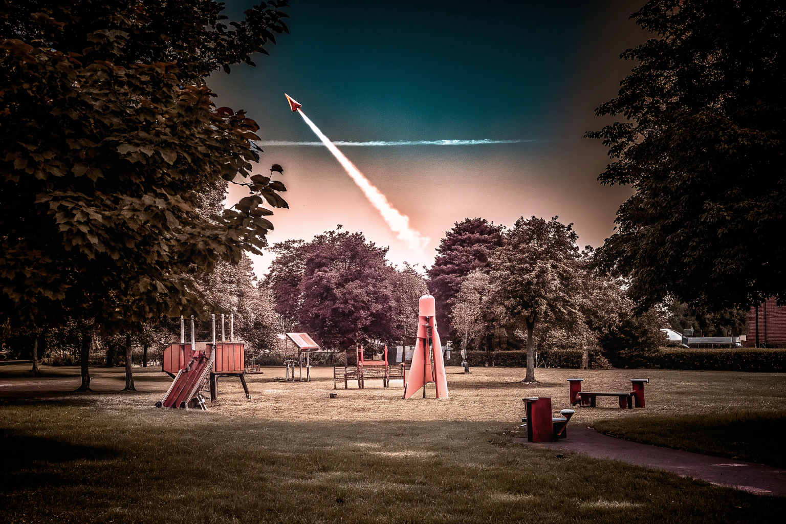 Kinder spielen mit Raketenspiel