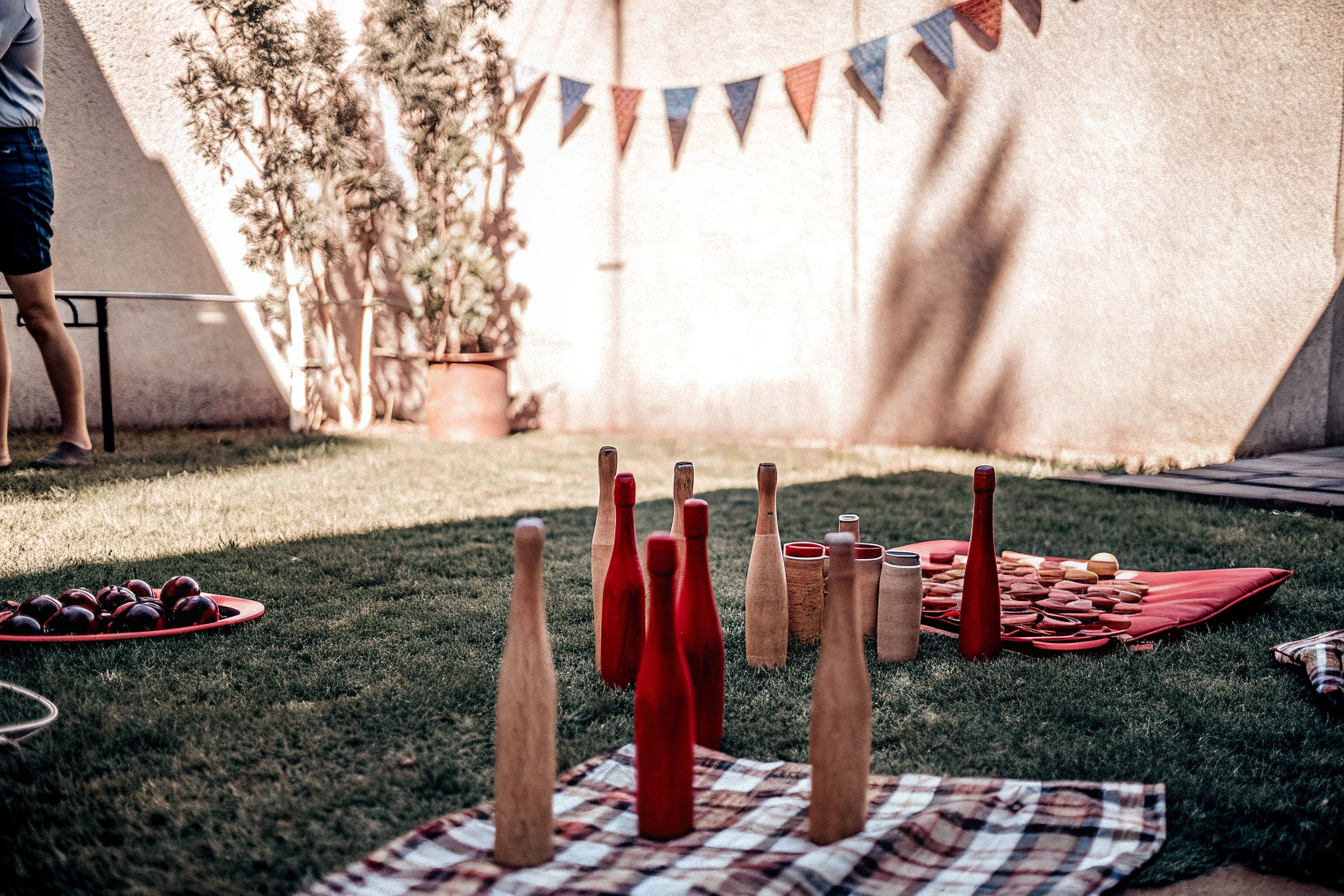 Kinder spielen Mölkky