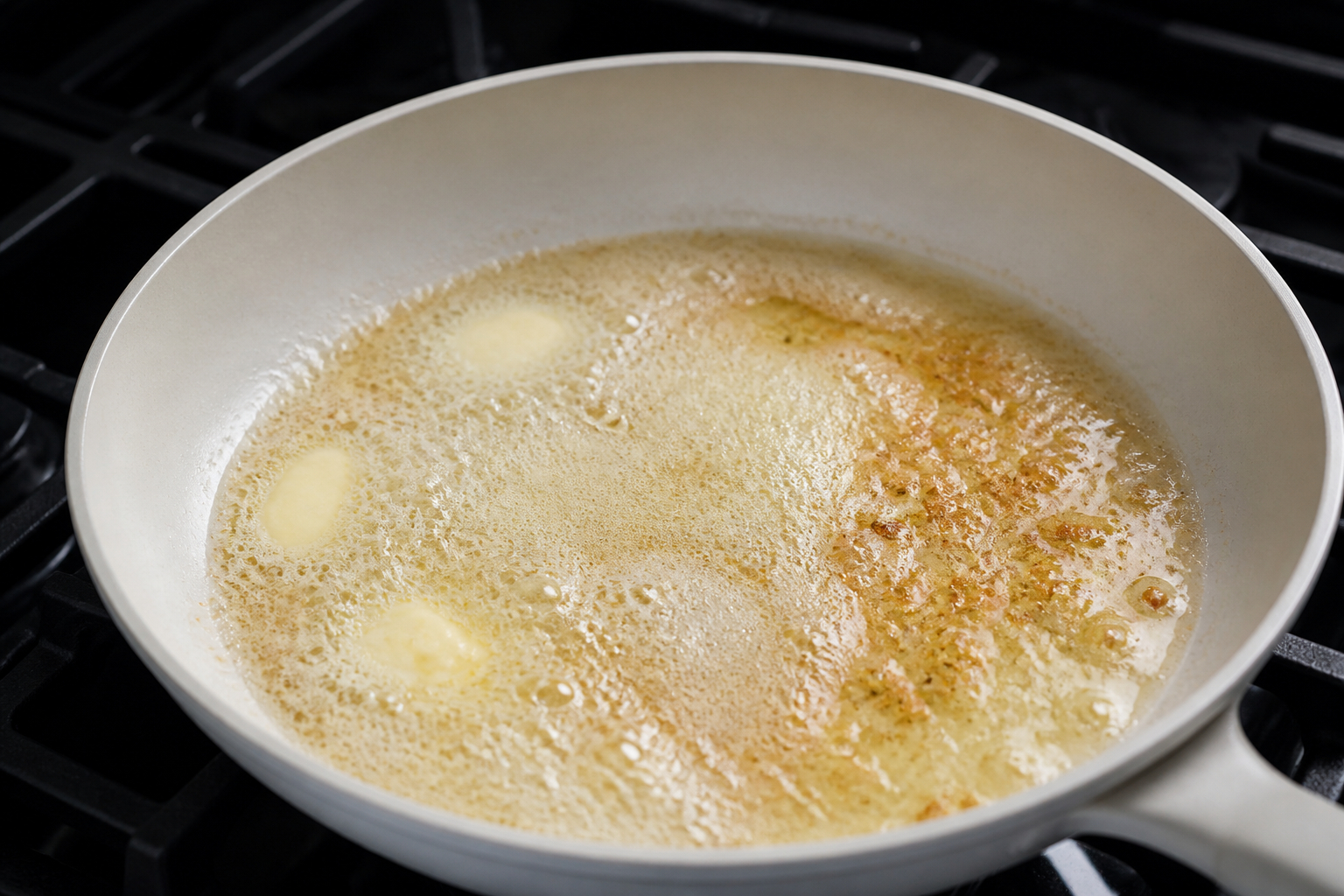 Butter beim Rösten für selbstgemachte Nussbutter in der Pfanne