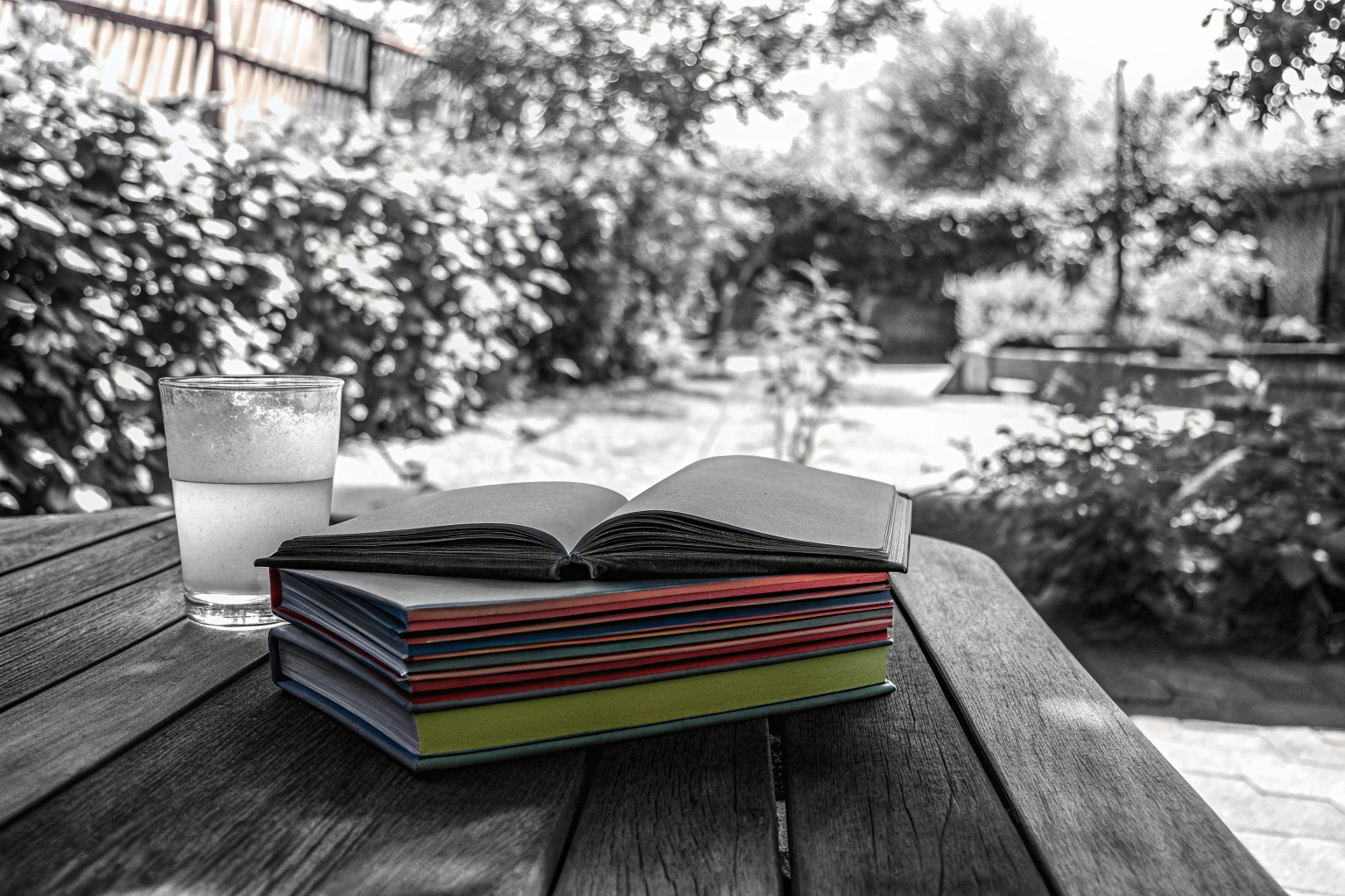 Sommerbücher auf einem Tisch