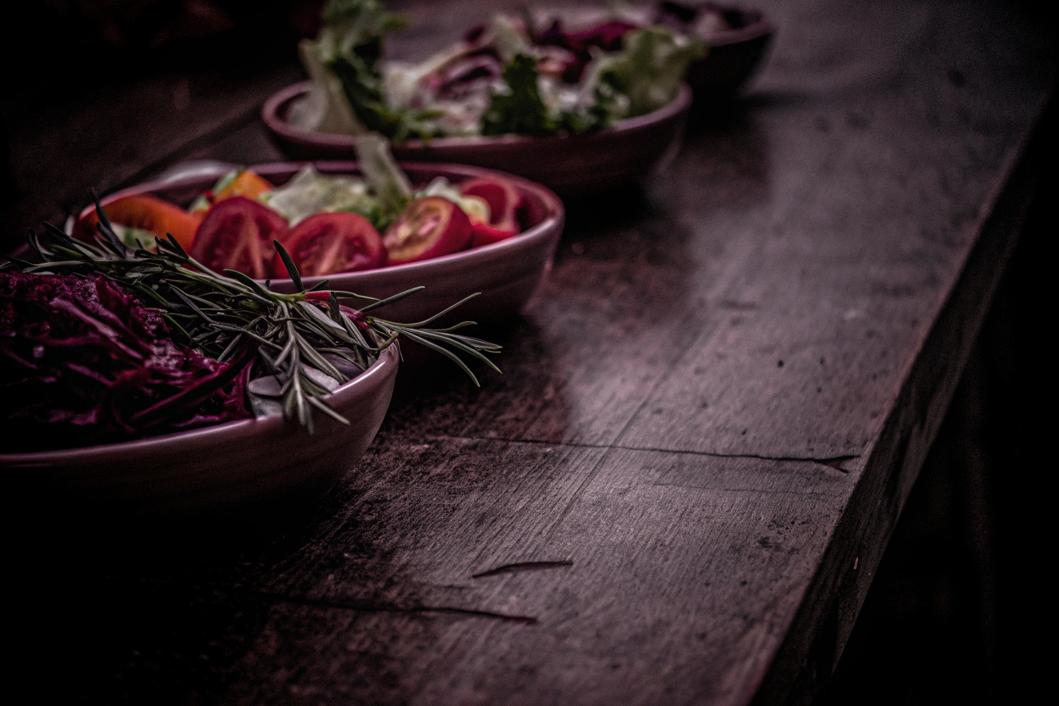 Appetitlich angerichtete Salate