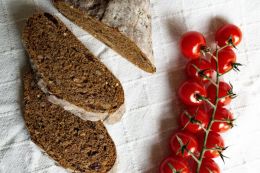 Ofenbrot mit frischen Tomaten