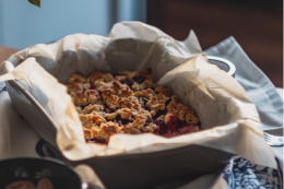 Apfel-Crumble mit Erdbeeren