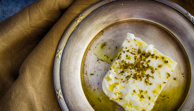Fetakäse mit Olivenöl und Kräutern