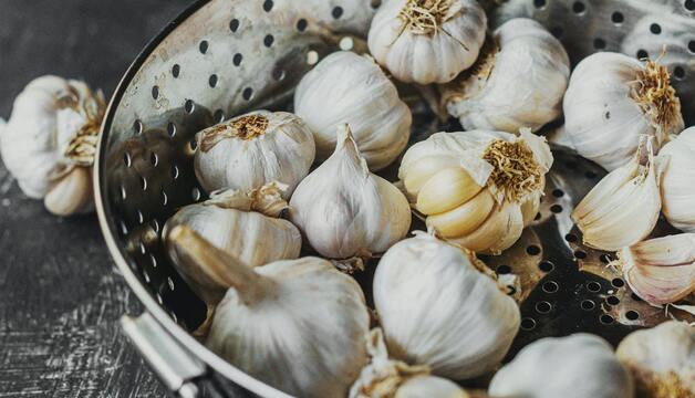 Frischer Knoblauch als Würzmittel für Gyrosfleisch