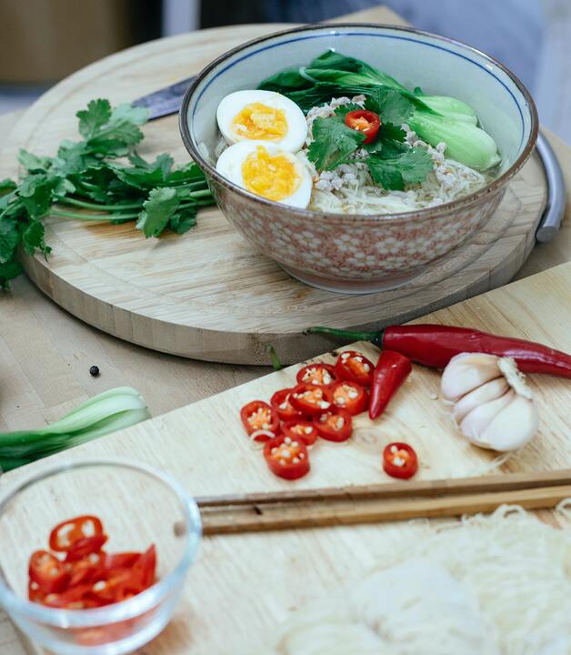 Asiatische Suppen würzen