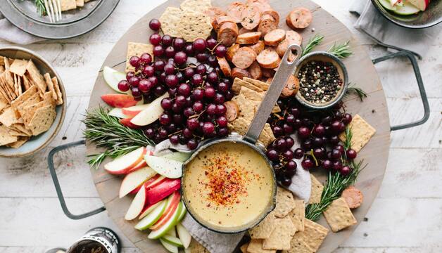 Fruchtige Brotzeitplatte mit Paprikaflocken