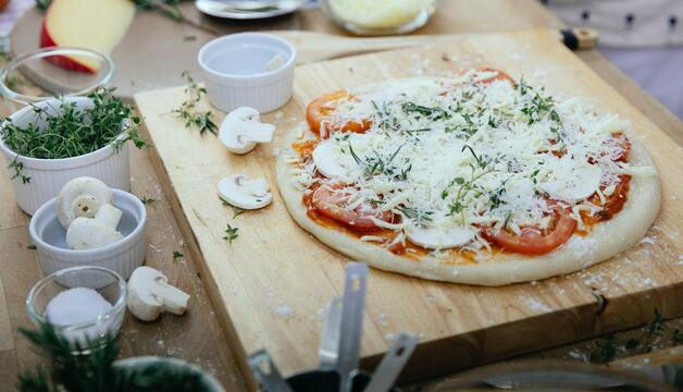 Selbstgemachte Pizza mit Tomatenflocken Selbstgemachte Pizza mit Tomatenflocken