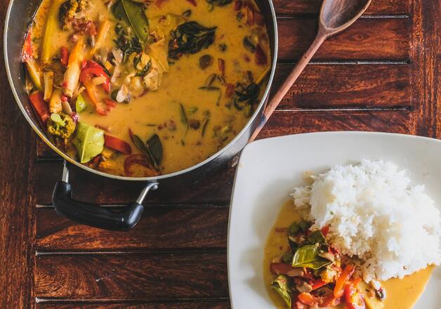 Rotes Korma Gemüse Curry mit Basmatireis