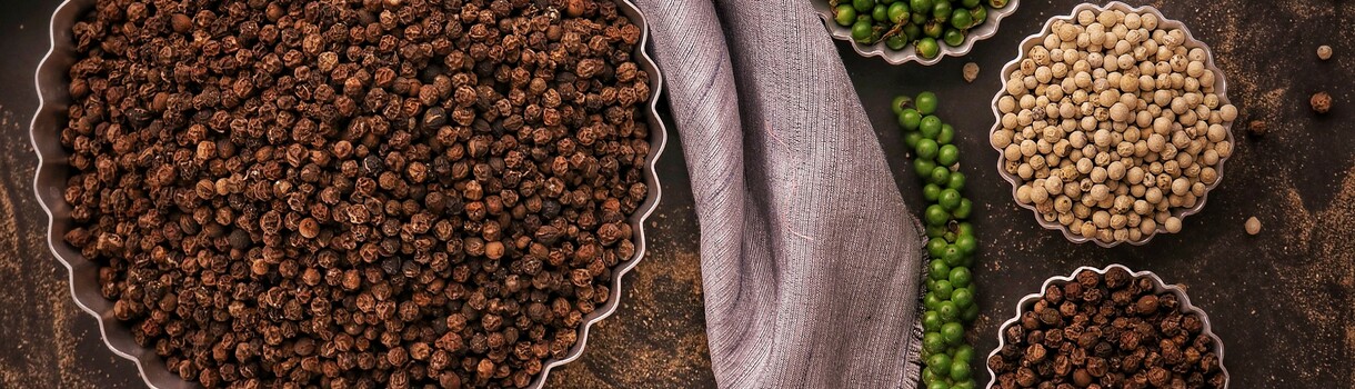 Weißer, schwarzer und grüner Pfeffer