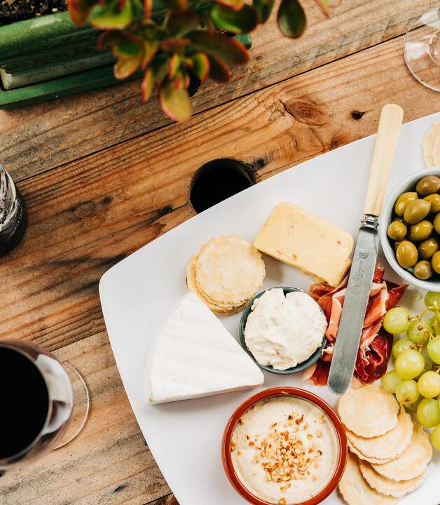 Griechische Platte  Griechische Platte mit Oliven und Wein