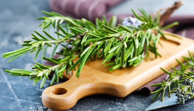 Linsen würzen mit Rosmarin