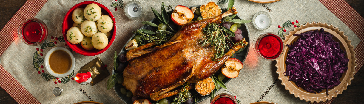 Weihnachtsmenü mit Fleisch und Fisch