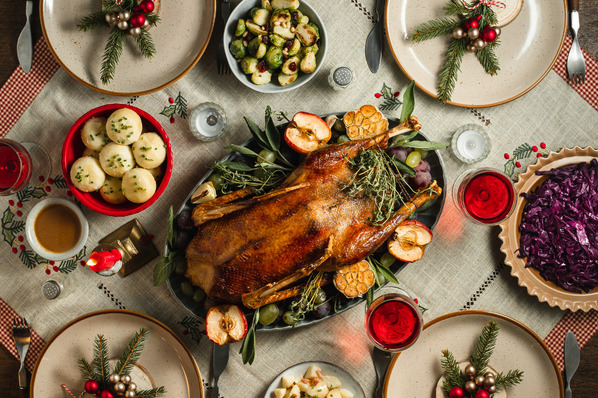 Weihnachtsmenü mit Fleisch und Fisch