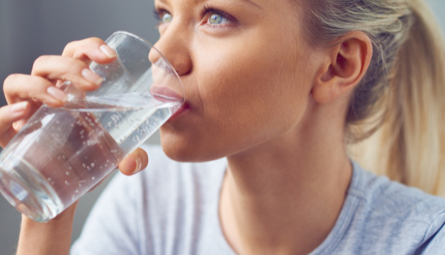 Wasser trinken bei Muskelkrämpfen