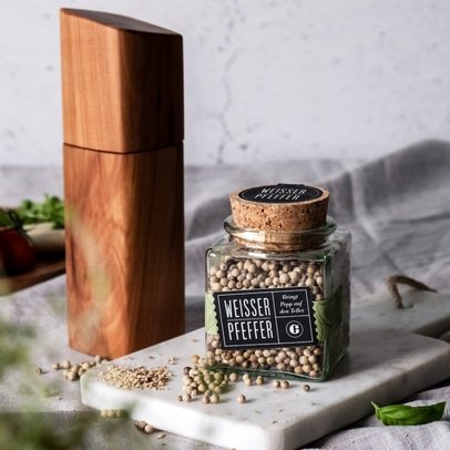 Weißer Pfeffer aus der Mühle