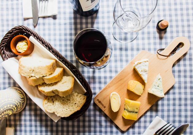 Brot, Käse und griechischer Wein Brot, Käse und griechischer Wein