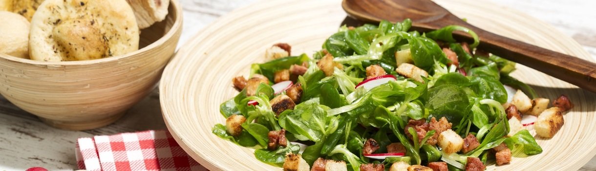 Salate in der Sommerküche