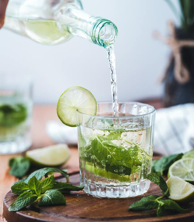 Infused Water mit Kräutern