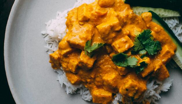Indisches Currygericht mit Currypulver Indisch