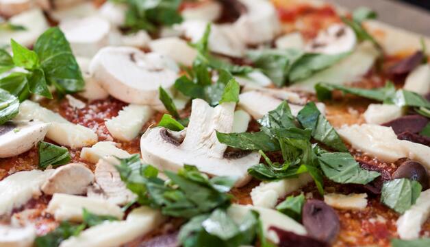 Pizza Kräuter verfeinert Pizza