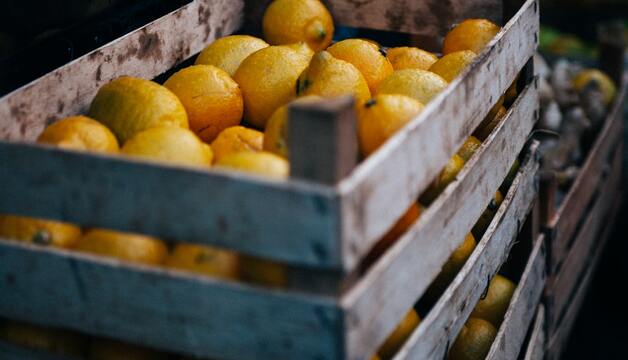 Obstkiste mit Zitronen