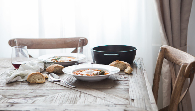 Gedeckter Tisch mit Suppentellern